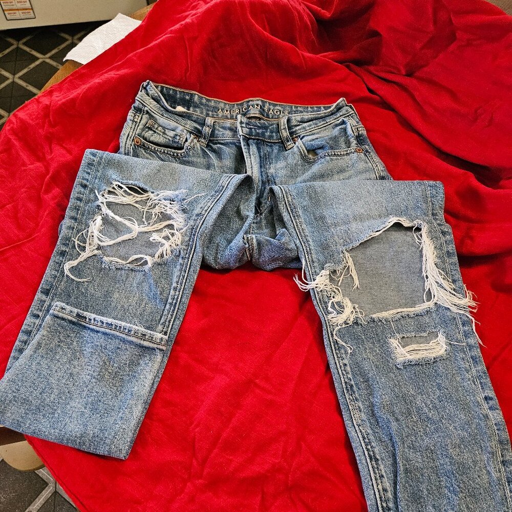 American Eagle strigid ripped knee Mom jeans size 0